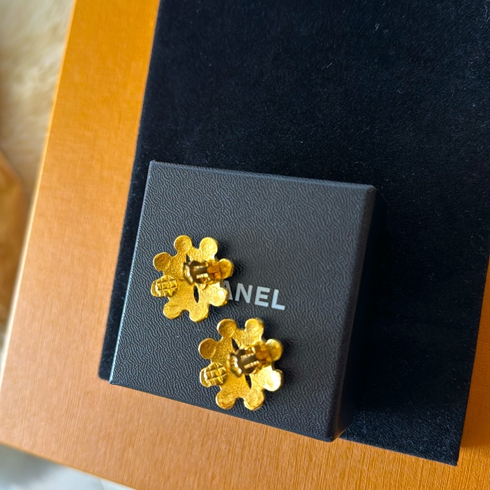 Chanel RARE 24k Gold Plated Clip on Earrings with Box in Excellent Condition - Picture 6 of 8